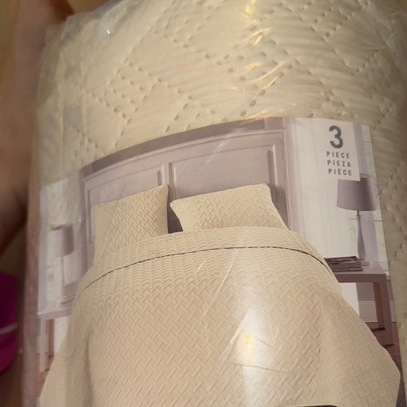 Cream Quilted Bedding Set for a Cozy Bedroom - Picture 3 of 6